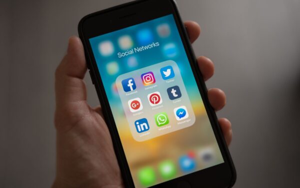 Navigare sicuri sui social network: abitudini pratiche per proteggere dati e tempo