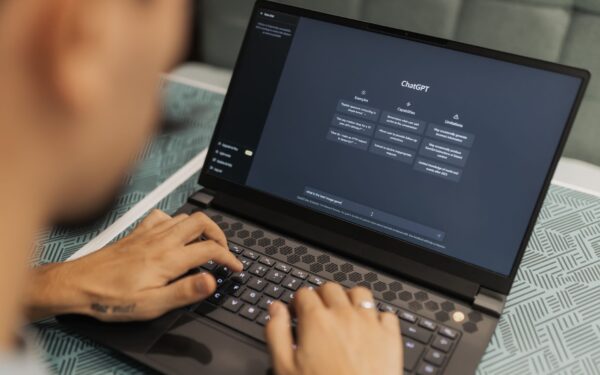 Prompt engineering per non esperti: come farsi capire meglio dai chatbot di intelligenza artificiale