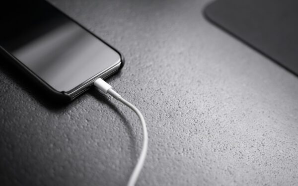 Ricarica dei dispositivi spiegata semplice: differenze tra cavo, ricarica rapida e wireless