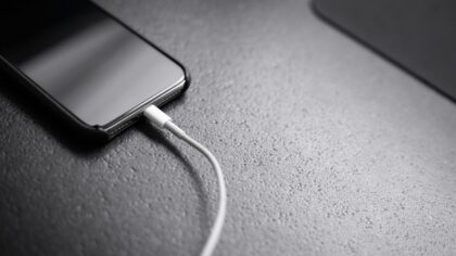 Ricarica rapida dello smartphone spiegata bene: come funziona davvero e come trattare la batteria