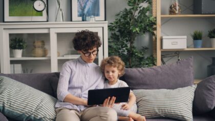 Tecnologia e bambini piccoli: come introdurre schermi e app in modo sano e realistico