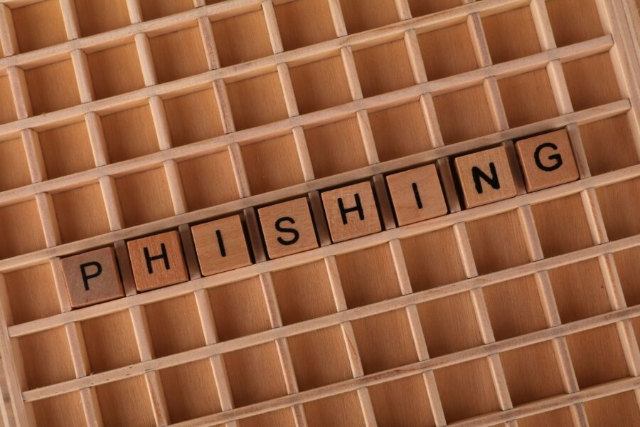 Truffe sui social network: come riconoscere profili falsi, link sospetti e richieste di denaro - Phishing Privacy online Social Network Truffe online